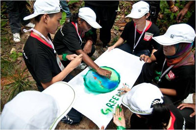 One of the groups creating their group flag using just fingers and given water colour paint.