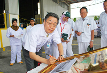 Mr. Masafumi Suzuki, General Manager of Honda Motor Co Ltd Tochigi Plant during the plaque signing.