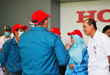 Encik Azhar Abdul Wahab, Senior General Manager of Manufacturing (right), sharing a light moment with EiMAS representatives and participants.  