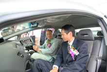 Mr Toru Takahashi explaining the Hybrid technology to Dato' Jacob Dungau Sagan.