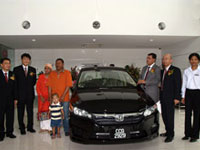 En Azman bin Idris, President & COO of HMSB Mr Atsushi Fujimoto, MD& CEO of HMSB, Mr Lee Kee Hoo, Chairman of Macinda Auto Sdn Bhd & Mr Jonathan Kok, MD of Macinda Auto Sdn Bhd with customers in the fully furnished new Car Delivery Bay.