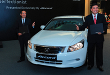 (L-R) Mr. Toru Takahashi and Encik Azman Idris at The Perfectionist launch with the latest added variant Accord 2.0 VTi-L.