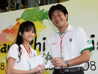 The 2<sup>nd</sup>  Prize Winner, Cik. Siti Nozeida binti Damit from Sekolah Rendah Lodge receiving the prize from Mr. Atsushi Fujimoto.