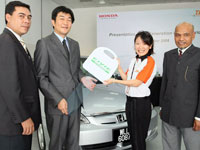 Mr. Atsushi Fujimoto presents the key of Civic Hybrid to Ms. Adelaine Foo, CEO and Founder of TOC, witnessed by En. Azman Idris, Honda Malaysia President and COO and En. Haji Mohd Aripin bin Harun, Chief Executive and Principal of TOC.