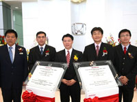 Mr. Ooi Tian Huat, En Azman bin Idris, Yang Berhormat Dato' Nga Kor Ming, Mr Atsushi Fujimoto, and Mr Mak Kam Hong, posed after the plague signing.