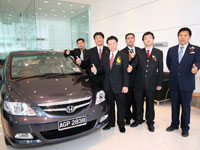 Mr Atsushi Fujimoto, Yang Berhormat Dato' Nga Kor Ming, En Azman bin Idris, Mr Mak Kam Hong and Mr Ooi Tian Huat at the car delivery bay.