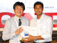 Mr Atsushi Fujimoto presenting the Eee PC to Mr Brian Alexis from Catchacorp.