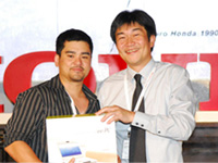 Mr Atsushi Fujimoto presenting the Eee PC to Mr Richard Augustin from New Man.