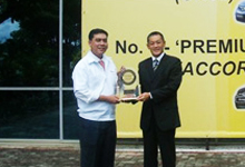 En. Azman Idris, President & COO of HMSB receiving the Best Midsize Car 2008 Award - Honda Civic from Mr.Taku Kimoto, General Manager, JD Power Asia Pacific.